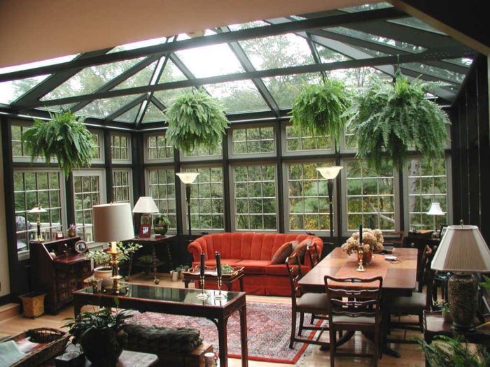 veranda-moderne-et-vintage-à-la-fois-parois-et-tout-veranda-en-verre-une-veranda-salon-aménagé-avec-beaucoup-de-goût