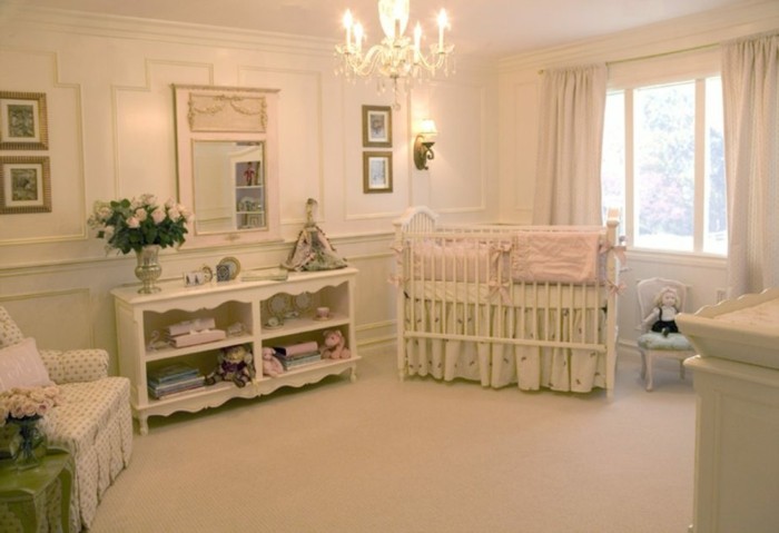 deco-chambre-bebe-fille-couleur-crème-déco-chambre-bebe-vintage-et-élégant-lit-bébé-à-barreaux-lustre-somptuex-table-à-langer-rangement-fauteuil