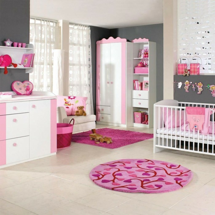 deco-chambre-bebe-fille-en-rose-blanc-et-gris-peunture-murale-grise-belle-déco-chambre-fille