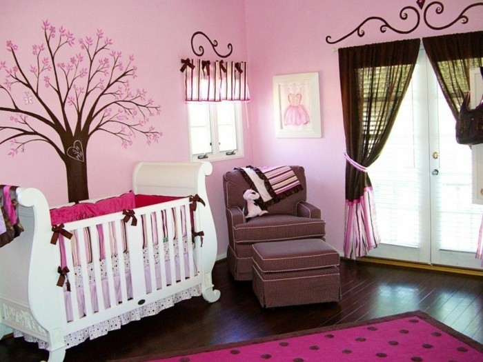 deco-chambre-bebe-fille-en-rose-douceur-et-apaisement-déco-murale-à-motifs-floraux-lit-bébé-blanc-fauteuil-marron