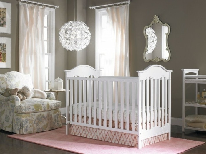 deco-chambre-bebe-fille-murs-couleur-grise-lit-à-barreaux-blanc-tapis-rose-fauteuil-à-motifs-floraux