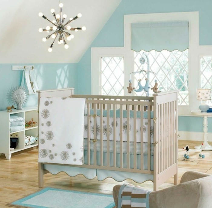 deco-chambre-bebe-garcon-en-blanc-et-bleu-lit-à-barreaux-en-bois-ambiance-propice-au-sommeil