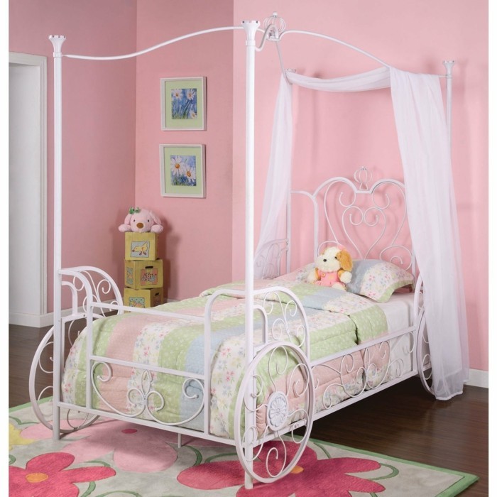 deco-chambre-fille-rose-idee-originale-lit-citrouille-calèche-pour-votre-petite-princesse-magnifique-tapis-à-fleurs