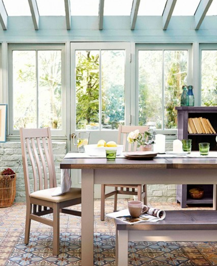 deco-veranda-aménagée-en-salle-à-manger-banche-table-massive-et-deux-chaises-idée-carrelage-veranda-en-mosaique