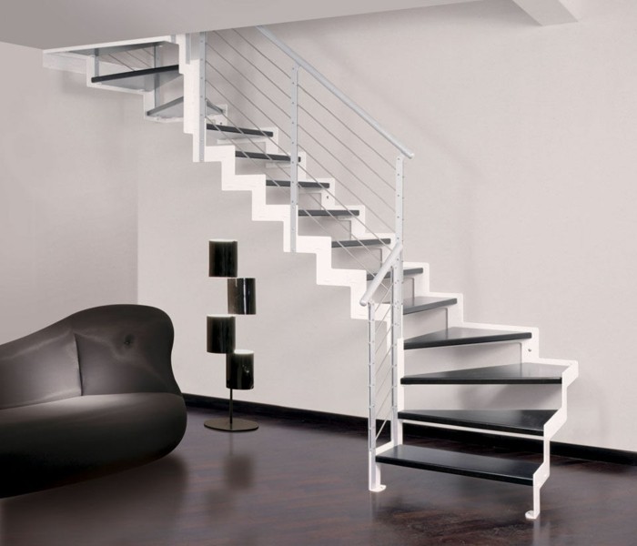 escalier-moderne-escalier-quart-tournant-en-noir-et-blanc-balustrade-métallique