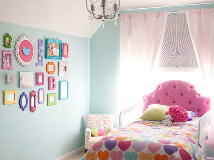 2idee-deco-chambre-fille-peinture-chambre-enfant-bleue-jolie-déco-murale-glamour-des-accents-rose-jolie-couverture-aux-motifs-de-coeurs-multicolores