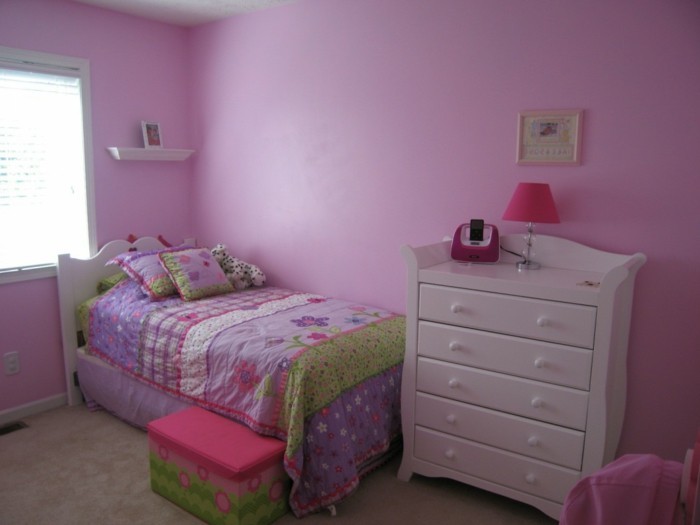idee-deco-chambre-fille-peinture-chambre-enfant-rose-commode-blanche-couverture-de-lit-multicolore
