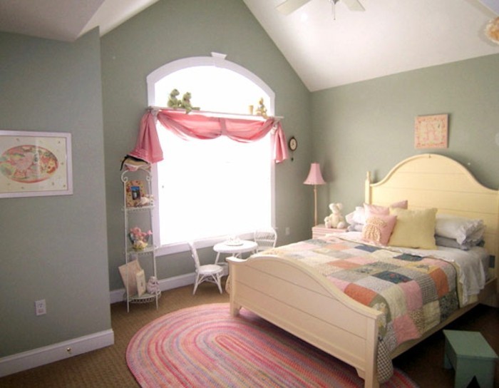 idee-deco-chambre-fille-peinture-chambre-verte-tapis-et-rideau-rose-couverture-de-lit-multicolore