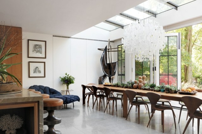 interieur-déco-véranda-très-sophistiquée-amenagement-veranda-en-salle-à-manger-longue-table-chaises-lustre-somptueux