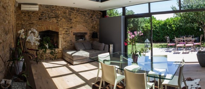 intrieur-veranda-alu-haut-de-gamme-veranda-design-contemporain-dôme-vitré-toiture-plate