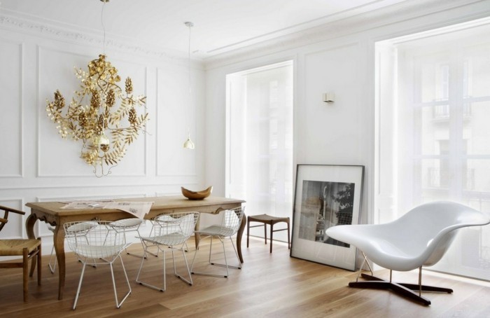 peinture-salle-à-manger-blanche-chaises-blanches-table-en-bois-élément-décoratif-intéressant-accroché-sur-l-un-des-murs