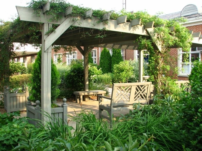 pergola-de-jardin-en-bois-toiture-végétalisée-pergola-entourée-de-verdure