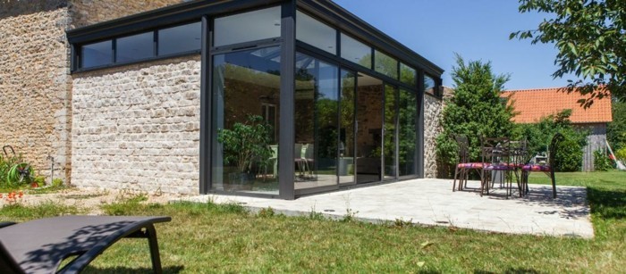veranda-alu-chic-et-moderne-modele-de-veranda-grandeur-nature-en-noir-veranda-de-luxe-très-lumineuse