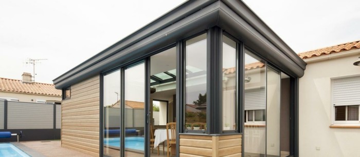 veranda-alu-grandeur-nature-modele-de-veranda-mixte-en-aluminium-et-verre-véranda-à-double-vitrage-aménagée-en-salle-à-manger-ou-salle-de-séjour