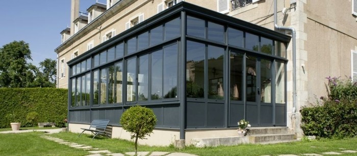 veranda-alu-grandeur-nature-veranda-gris-anthracite-attenante-à-une-maison-d-hôte-toiture-type-Danube-veranda-aménagée-en-salle-à-manger