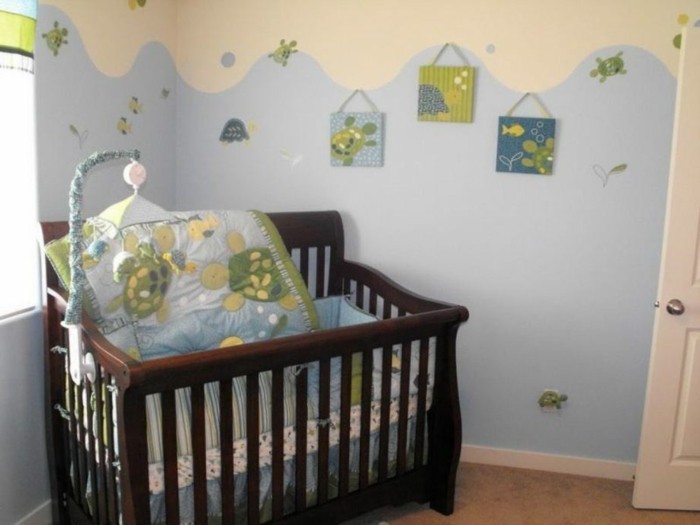 peinture-chambre-bebe-couleur-bleue-et-crème-deco-chambre-bebe-garcon-lit-bébé-en-bois