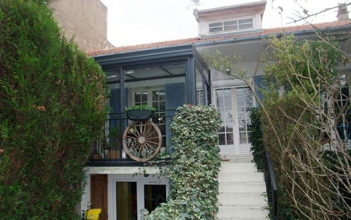 akena-veranda-aménagée-en-espace-détente-veranda-couleur-gris-anthracite-ambiance-chaleureuse