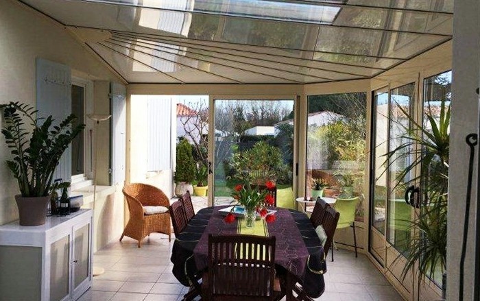 akena-veranda-en-aluminium-veranda-en-ivoire-claire-usage-salle-à-manger-style-traditionnel