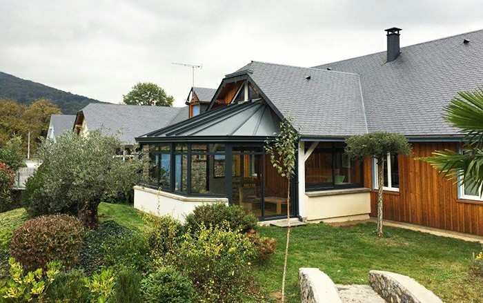akena-veranda-en-aluminium-adosée-à-une-maison-en-bois-style-traditionnel