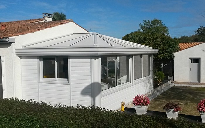 akena-veranda-jolie-extension-en-blanc-style-traditionnel-véranda-en-gris-givré-intérieur-en-noir-et-blanc