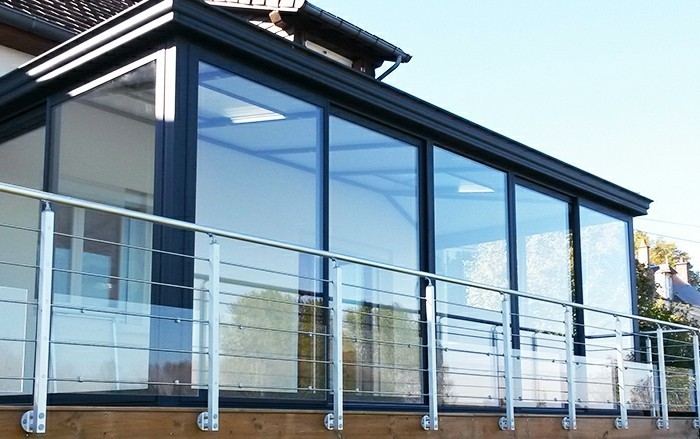 akena-veranda-modele-de-veranda-alu-aménagé-sur-la-terrasse-veranda-en-noir