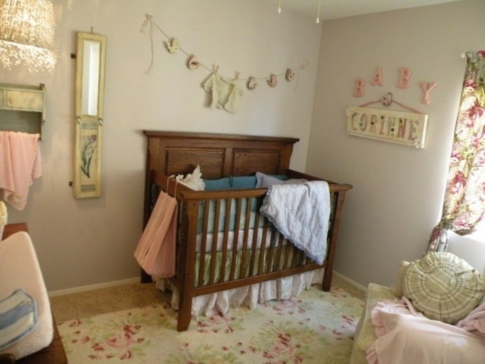 deco-chambre-bebe-fille-peinture-chambre-bebe-ivoire-lit-bébé-en-bois-belle-déco-murale