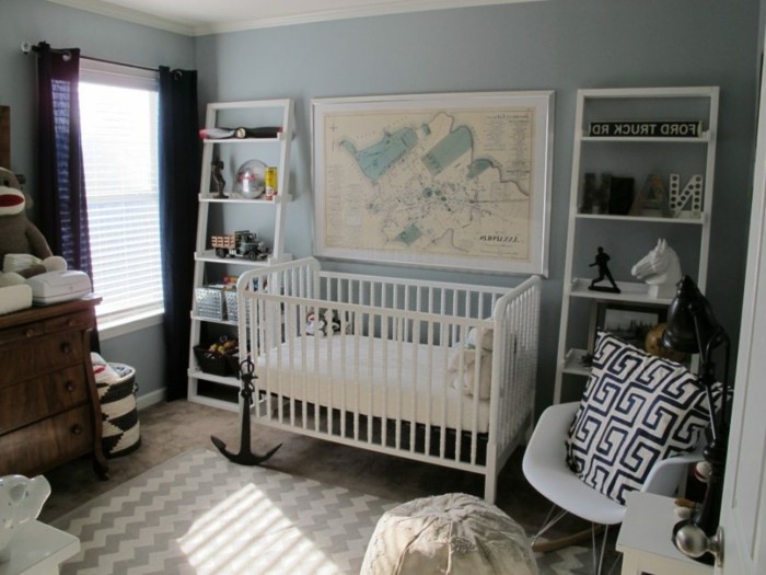 deco-chambre-bebe-garcon-en-bleu-pastel-lit-à-barreaux-blanc-décoration-très-riche-commode-vintage-en-bois-étagères-blanches