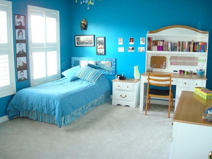 deco-chambre-garcon-bleu-couverture-de-lit-bleue-bureau-étagère-murale-déco-murale-composée-de-photos