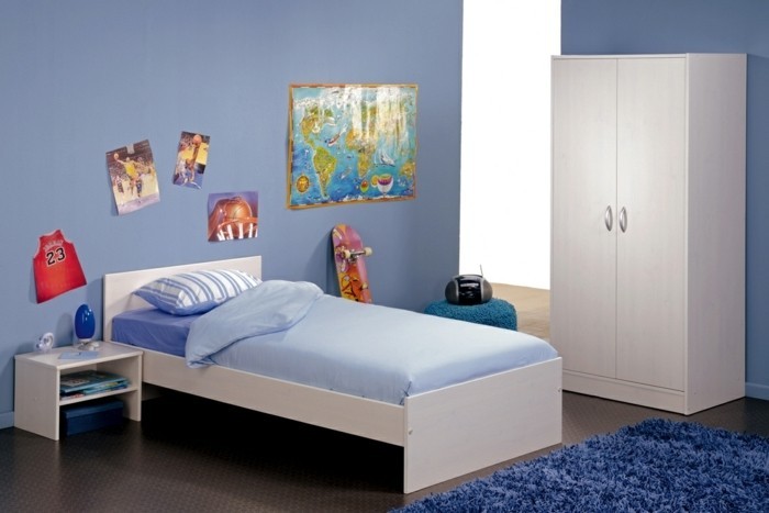 deco-chambre-garcon-bleue-tapis-bleu-foncé-déco-murale