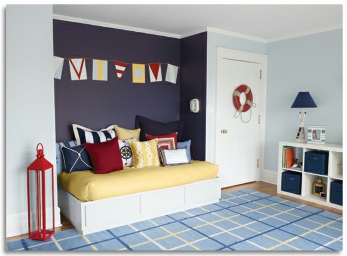 deco-chambre-garçon-peinture-chambre-enfant-en-bleu-clair-et-mauve-coussins-multicolores-tapis-bleu-à-motifs-géométriques-thème-de-la-mer
