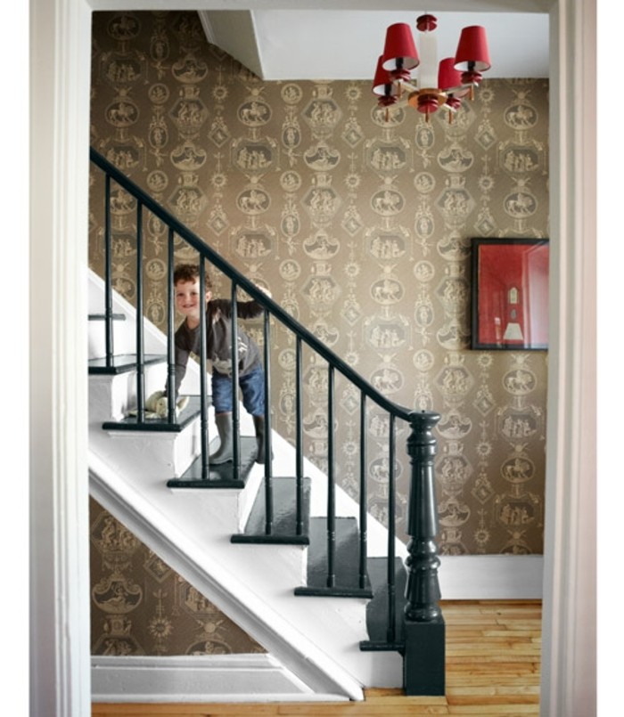 deco-escalier-en-noir-et-blanc-jolie-idée-papier-peint-pour-les-murs-rnover-escalier-bois