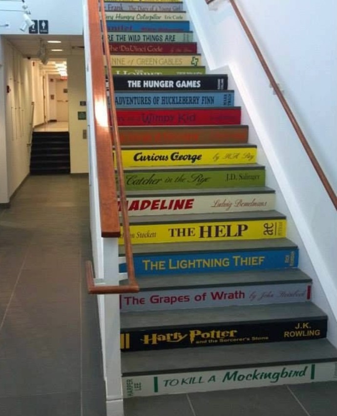 deco-escalier-marches-escalier-imitant-des-livres-idee-deco-géniale-et-très-sympa