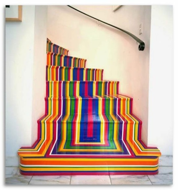 deco-escalier-multicolore-à-rayures-ambiance-enjouée-artistique-un-joli-accent