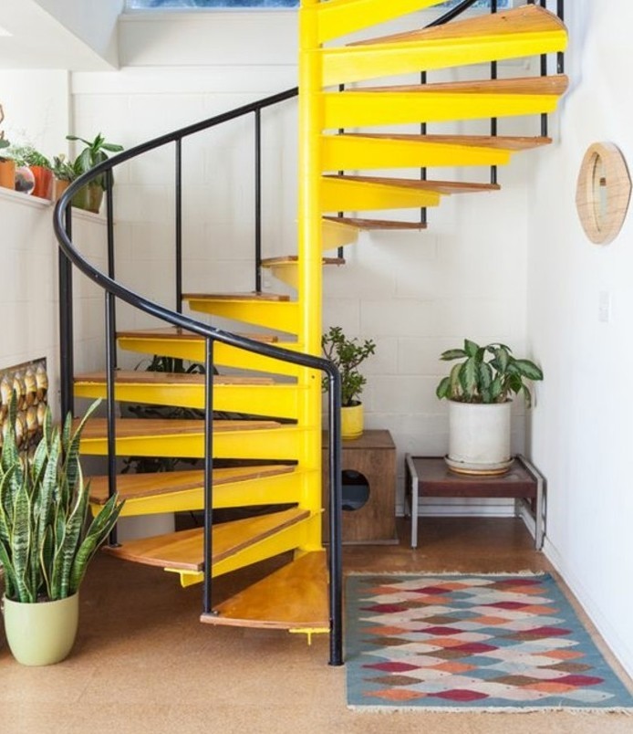 escalier-moderne-en-jaine-escalier-en-bois-et-métal-ambiance-gaie