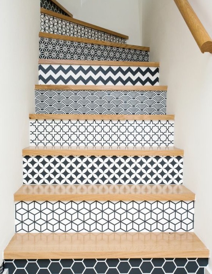 deco-escalier-contremarches-à-motifs-géométriques-en-noir-et-blanc