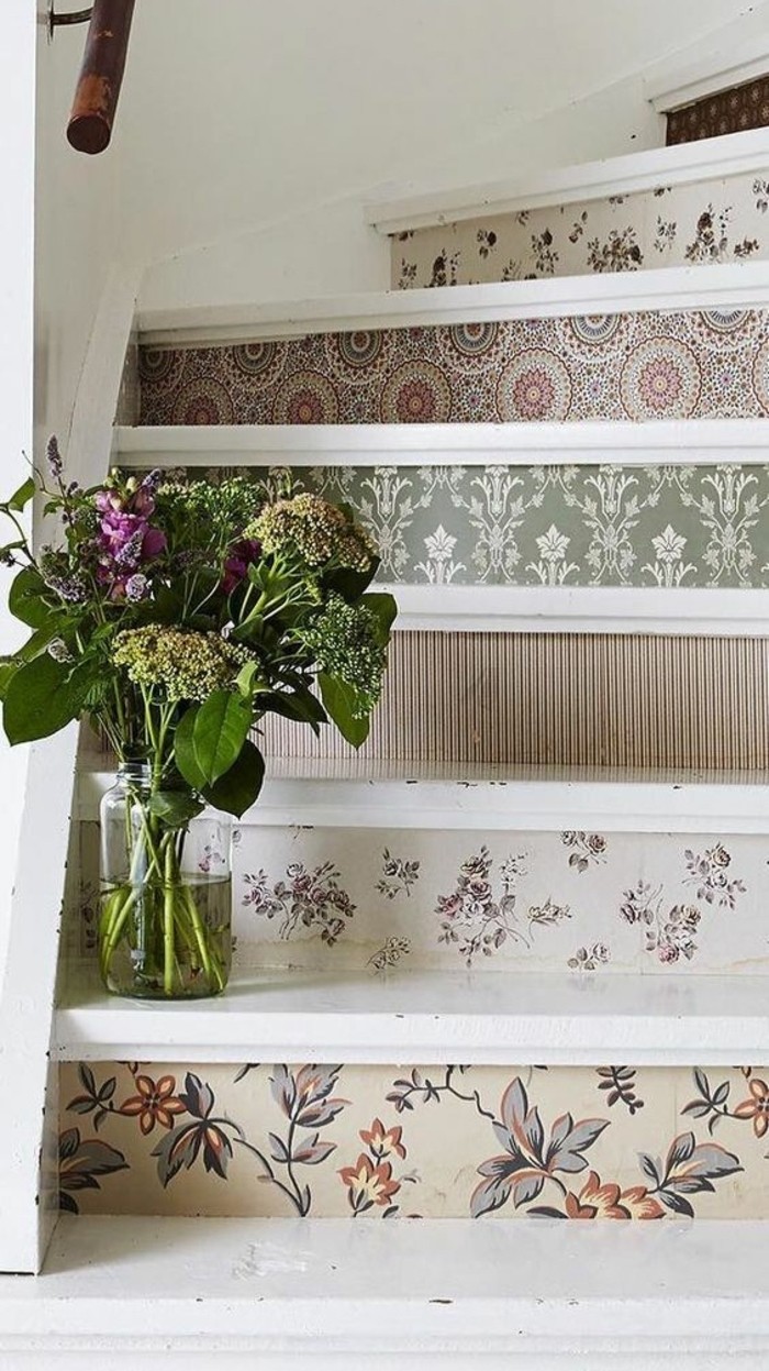 deco-escalier-en-bois-avec-des-contremarches-décorées -de-papier-peint-vase-de-fleurs-posé-sur-une-des-marches