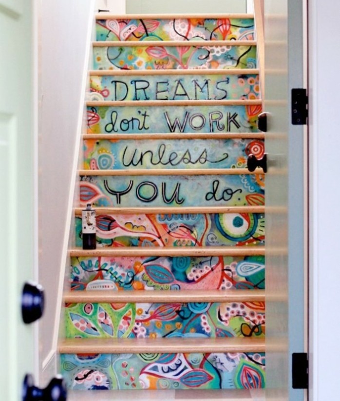 idee-deco-escalier-pour-créer-une-ambiance-gaie-contremarches-bigarrées-une-féerie-de-couleurs-escalier-droit-en-bois