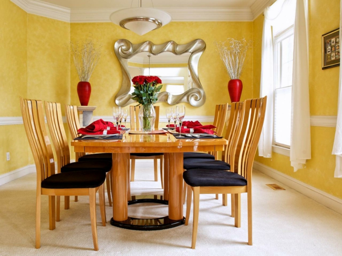 idee-formidable-deco-salle-a-manger-jaune-table-chaises-en-bois-siège-noir-éléments-déco-rouges