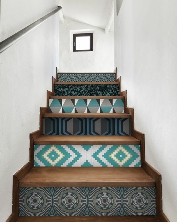 idee-pour-repeindre-un-escalier-idée-peinture-escalier-bois-à-motifs-géométriques