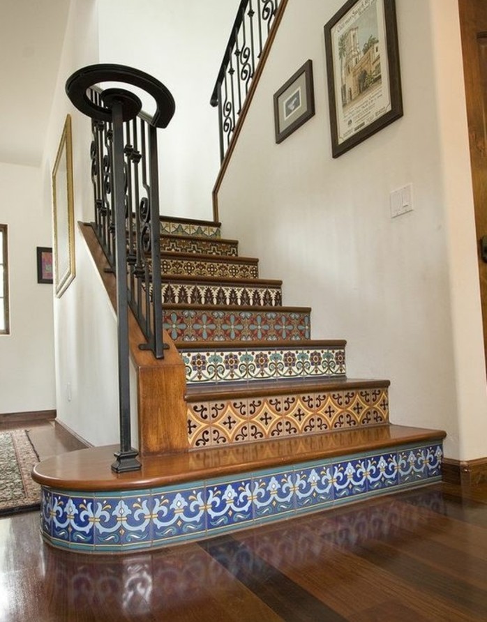 idee-pour-repeindre-un-escalier-contremarches-à-motifs-floraux-une-touche-oriental-pour-votre-maison