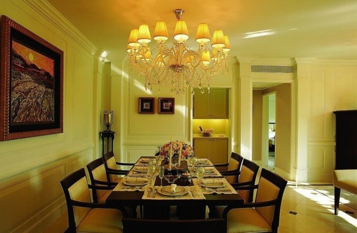 idée-très-élégante-peinture-salle-à-manger-jaune-aménagée-avec-beaucoup-de-goût-lustre-spectaculaire