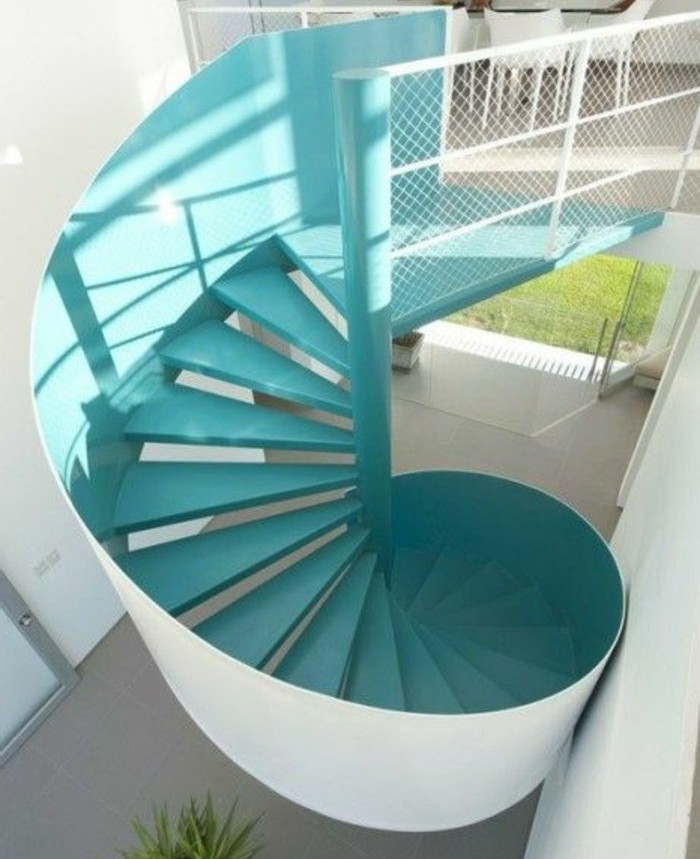 joli-escalier-moderne-marches-couleur-aquamarine-design-élégant