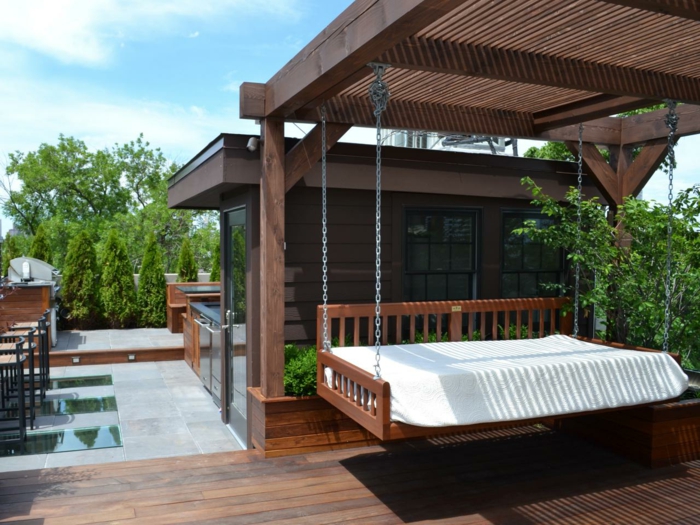 magnifique-suggestion-pergola-en-bois-avec-un-lit-balançoire-suspendu-de-la-toiture-veranda