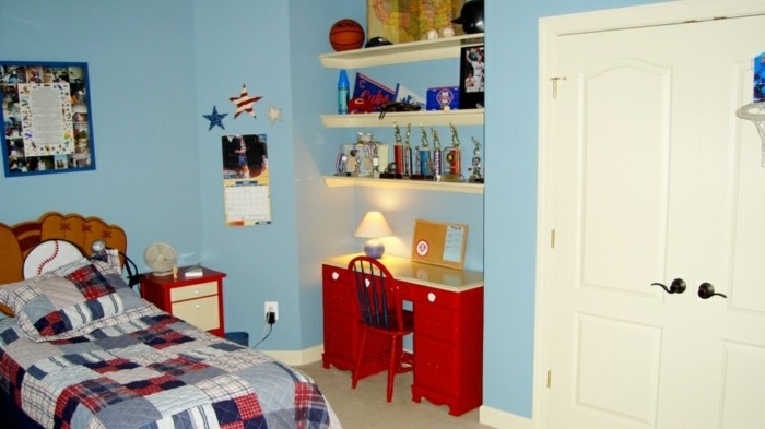 peinture-chambre-enfant-bleu-clair-idee-deco-chambre-garcon-bureau-étagères-des-accents-rouges