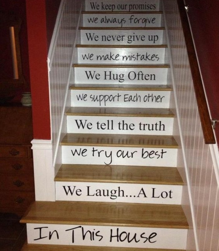 peinture-escalier-bois-avec-de-jolies-messages-idee-deco-escalier-extraordinaire
