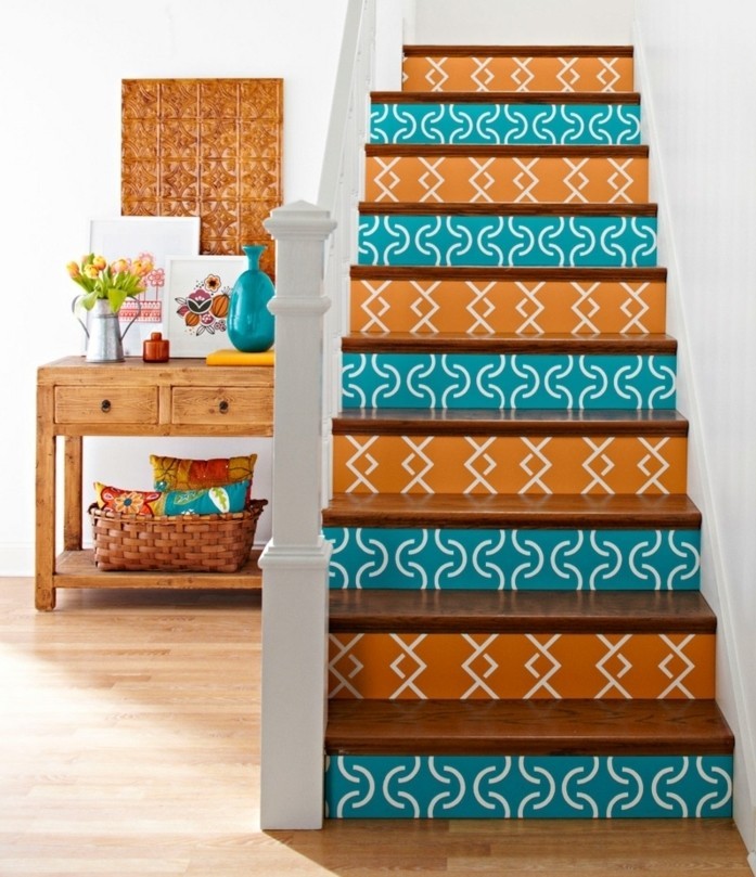 peinture-escalier-bois-deco-escalier-originale-à-motifs-géometriques-contremarches-à-couleurs différentes-ambiance-enjouée