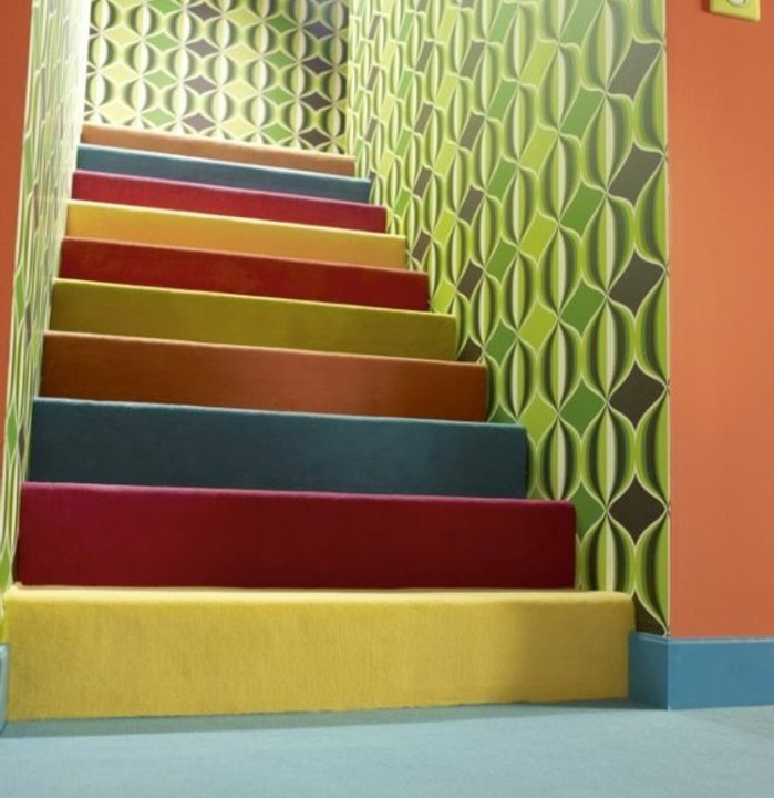 peinture-escalier-bois-en-différentes-couleurs-papier-peint-escalier-à-joli-motifs-en-vert-clair