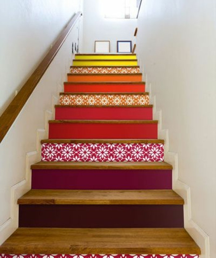 peinture-escalier-bois-à-motifs-floraux-idée-pour-renover-un-scalier-en-bois-ambiance-enjouée