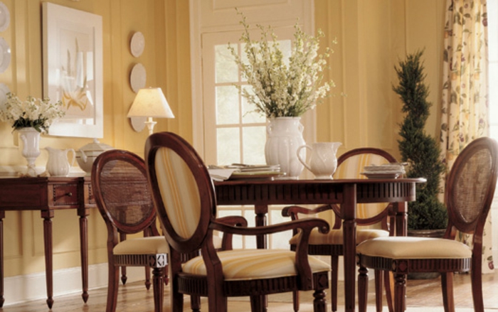peinture-salle-à-manger-jaune-table-en-bois-chaises-en-bois-avec-tapisserie-jaune-décoration-composée-de-fleurs