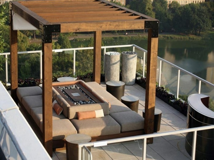 pergola-moderne-en-bois-installée-sur-le-toit-d-une-maison-contemporaine-pergola-de-luxe-sièges-confortables